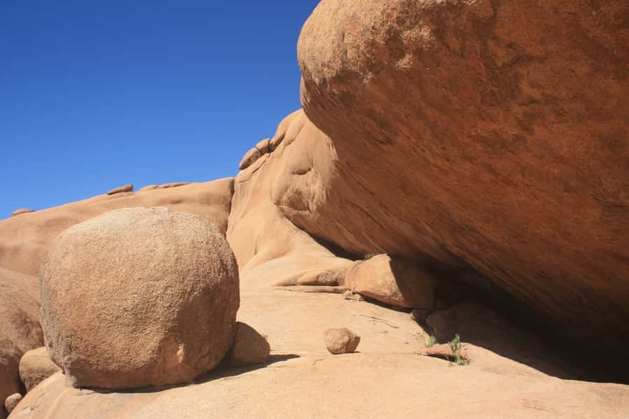Spitzkoppe : via Zeila Shipwreck - Ancient Bushman rock art and a respectful visit