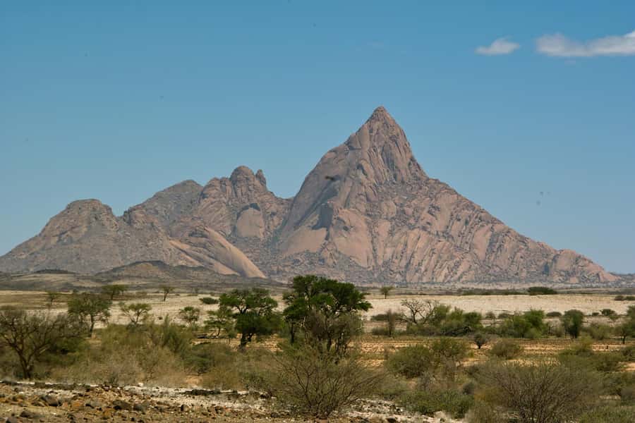Spitzkoppe : via Zeila Shipwreck - Seeing the shipwreck beside the Atlantic