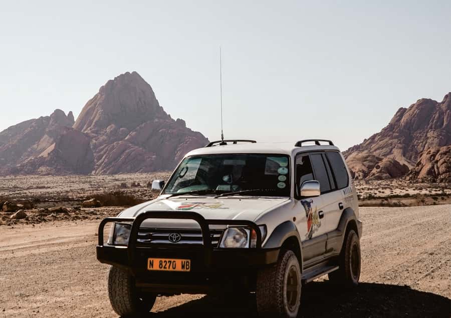 Swakopmund/Walvis Bay: Spitzkoppe Mountains - Lunch in an open mountain cave