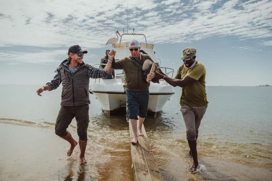 Walvis Bay: Sandwich Harbour 4x4 Trip with Beach BBQ Lunch - Wildlife in the desert beyond the seals